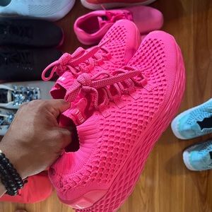 Neon bright pink knit runners